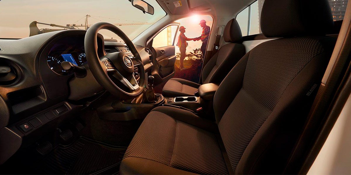 Nissan NP300 Interior1